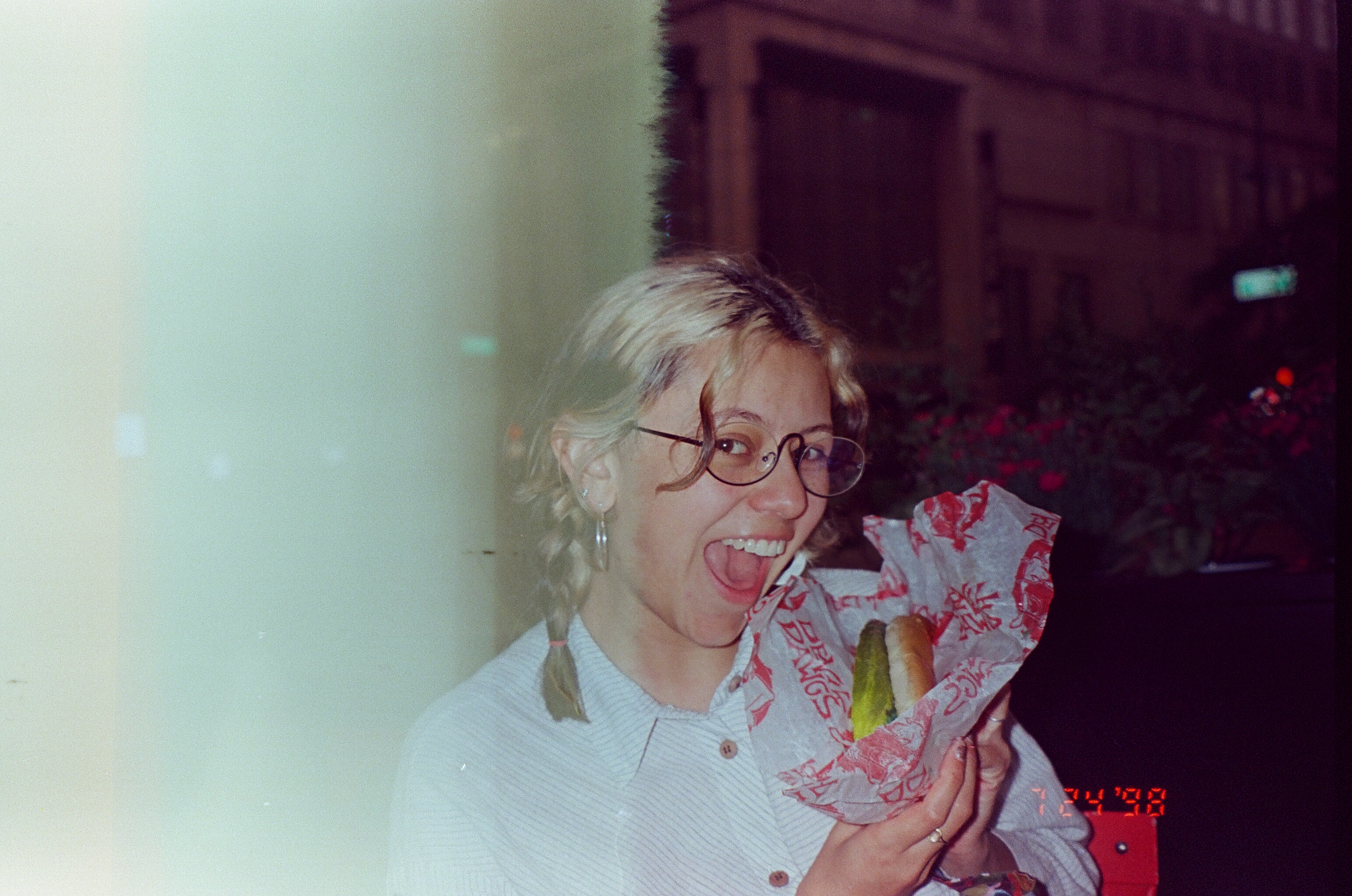 yo comiendo chicagodog